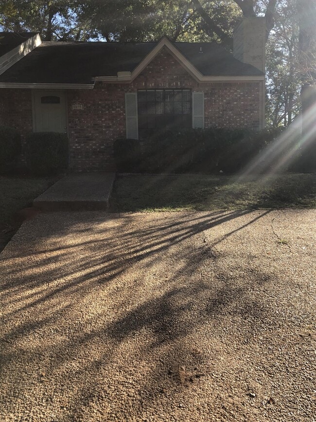 Building Photo - 1095 Rockbrook Ct