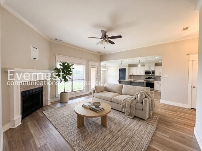 4 Bed/2 Bath Home with Fenced Yard & Garage / Pet-Friendly / Available Now!