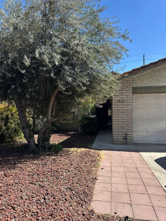 Building Photo - Great home centrally located