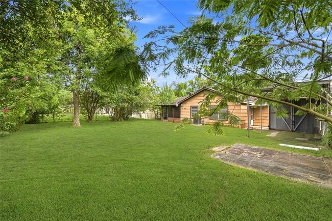 Building Photo - 8406 Highcrest Dr