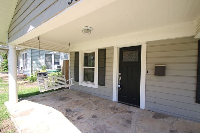 Photo - 3320 W 5th St