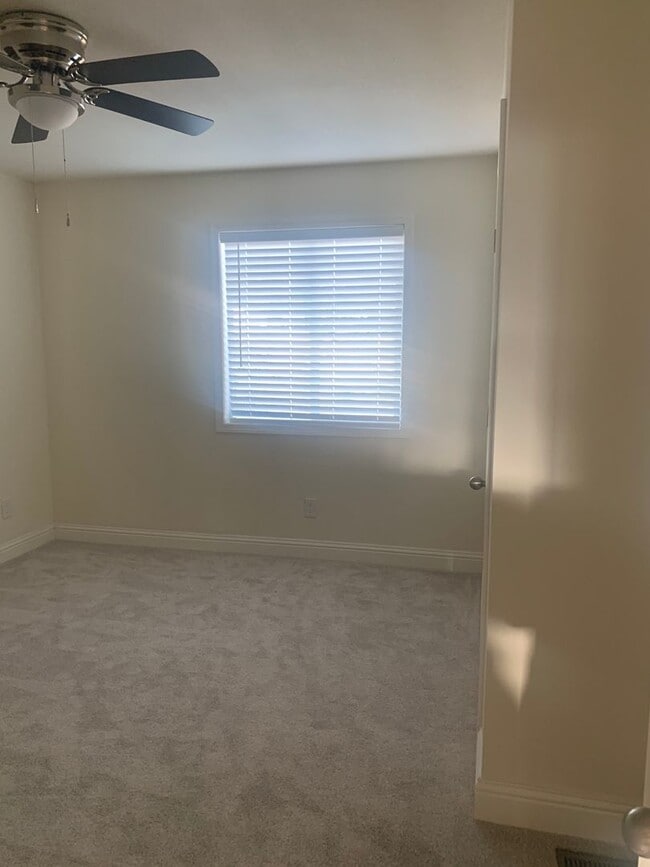 Building Photo - Central Paradise Location Brand Newer 3 be... Rental
