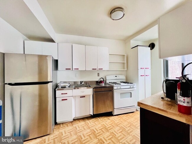 Photo - 4200 Cathedral Ave NW Unit 114