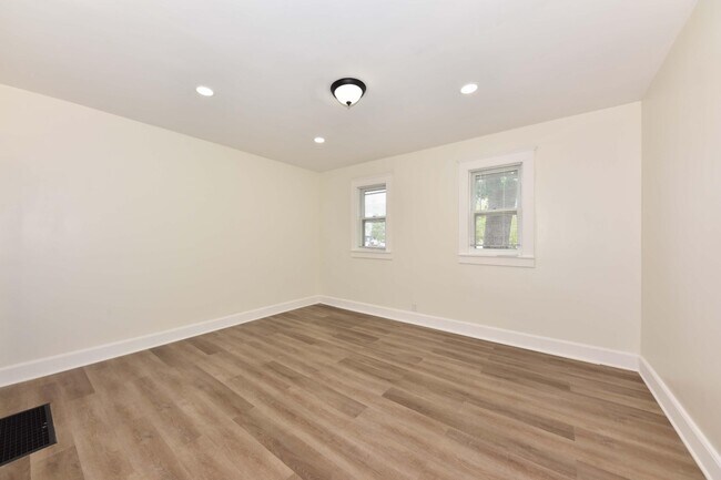 2209 Dr. William Finlayson St