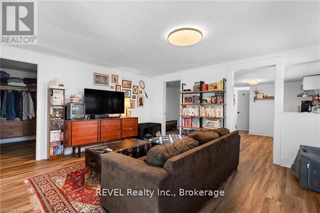 Photo - 3842 Roxborough Ave