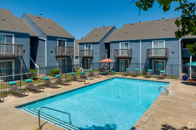 Lexington Commons - Pool - Lexington Commons Apartments