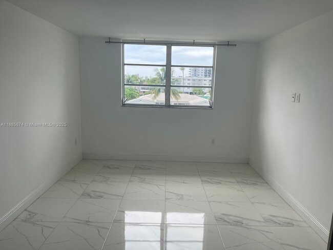 Photo - 3750 NE 169th St Unidad 308