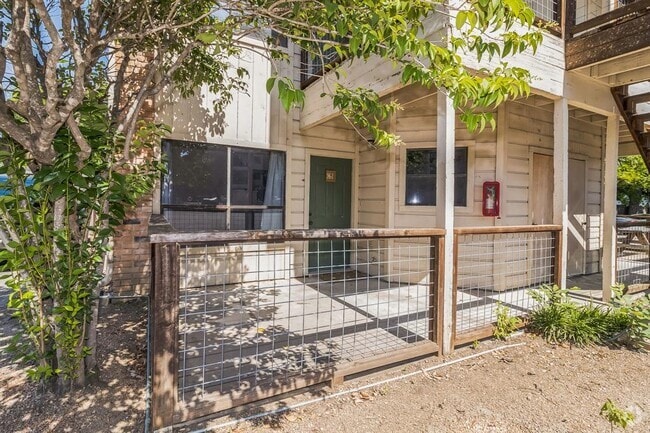 Building Photo - 421 W San Antonio St Rental