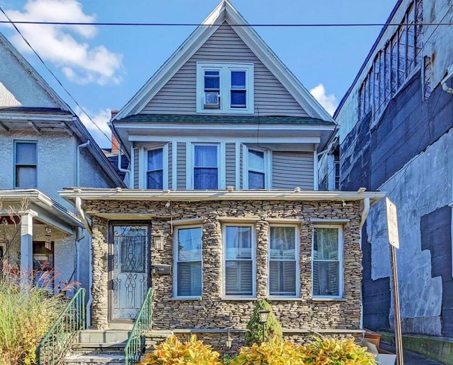 Building Photo - 227 Stephen Ave