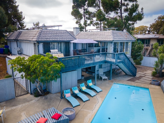 Building Photo - 8143 La Jolla Scenic Dr N