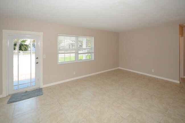 Photo - READY FOR A NEW TENANT - EXCELLENT PRIVATE...