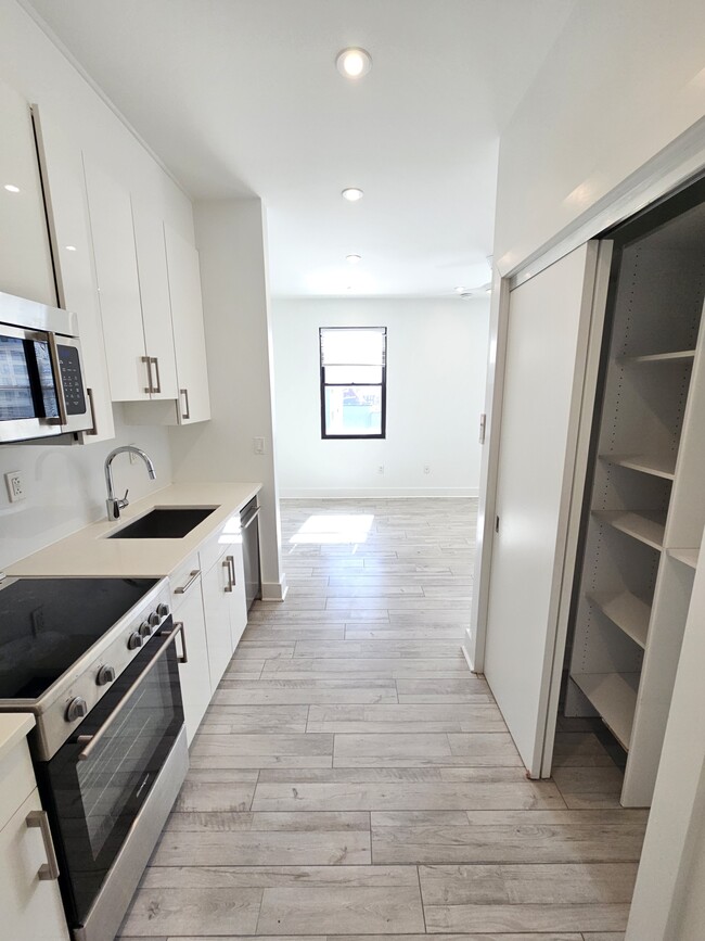 Photo - 1169 Hope St