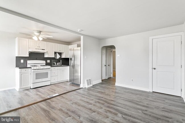 Building Photo - 125 W Washington Ave Rental