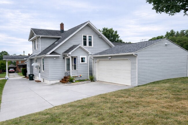 Photo - 369 E Tuscarawas Ave