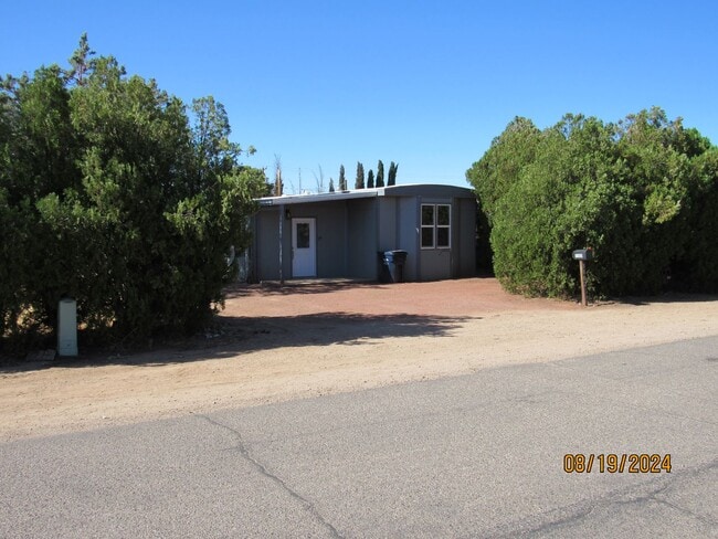 Building Photo - Cozy 2 Bedroom