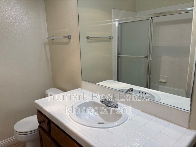 Photo - 2421 Montrose Ave Unidad 201