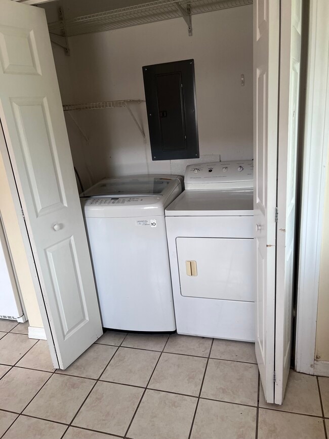 washer and dryer off kitchen - 929 Avery Ave Unit Apt 1