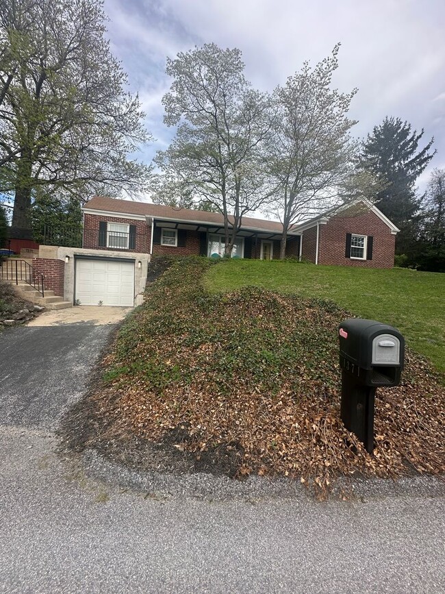 Available Now- 3 Bedroom Home in York! - Available Now- 3 Bedroom Home in York!