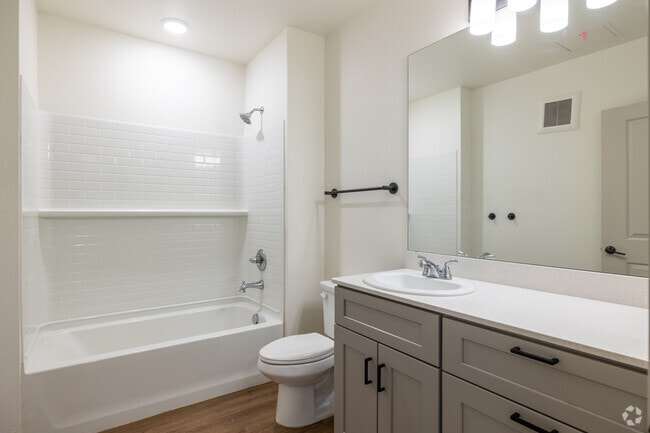 1BR, 1BA - 625SF - Bathroom