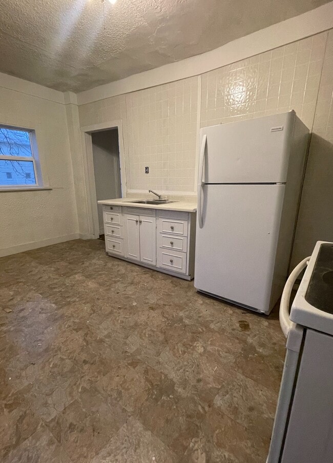 Building Photo - 602 E Dayton St Rental