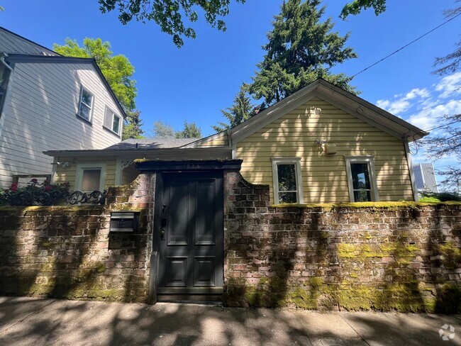 Building Photo - Charming 3 Bed 3.5 Bath home in Southwest ...