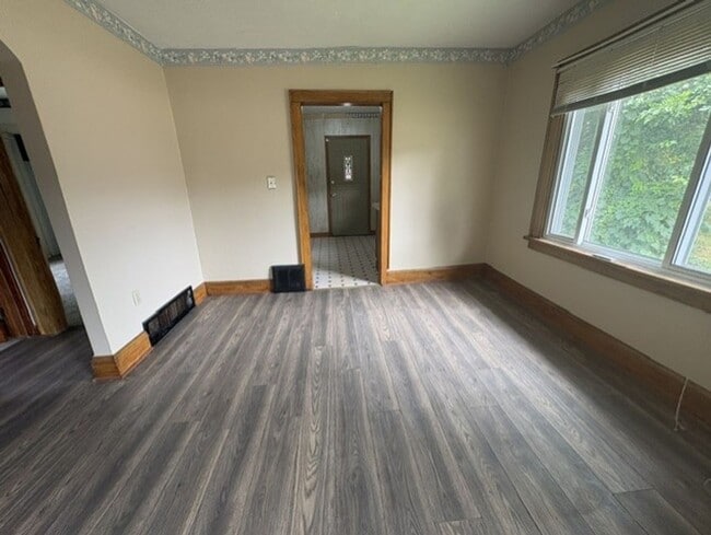 Photo - Pet-Friendly 2-Bedroom Kenmore Home with Garage and Enclosed Porch