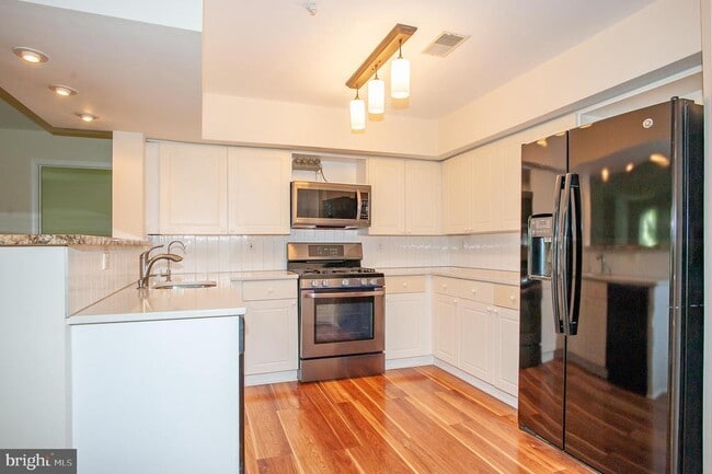 Building Photo - 5958 Founders Hill Dr Unit 101B