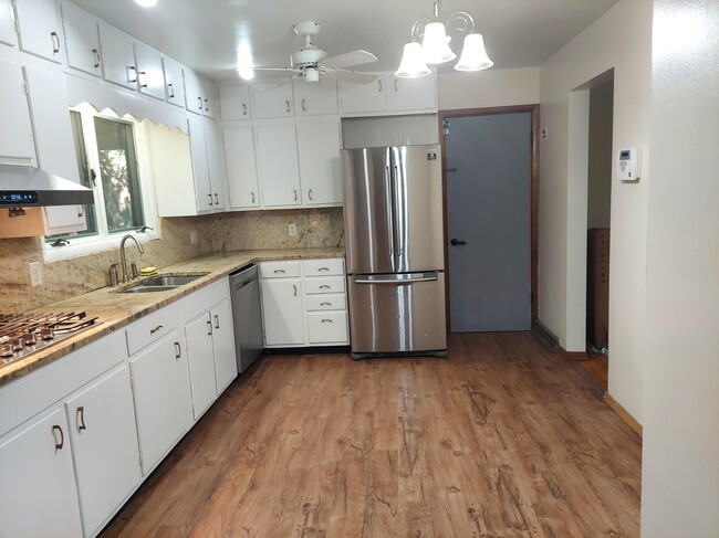 Photo - 5 Mayfair Ct