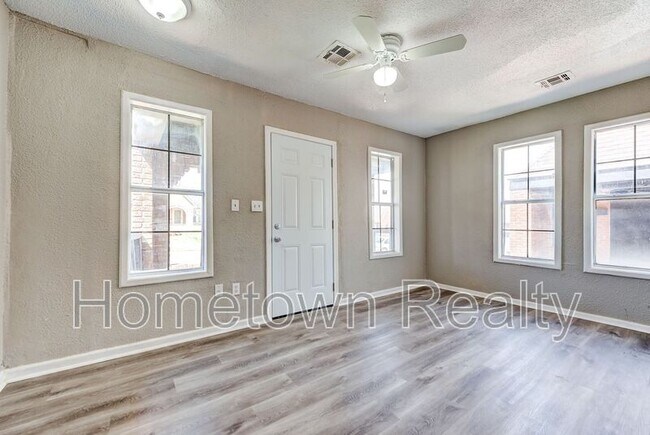 Photo - 2122 N Glen Ellyn St