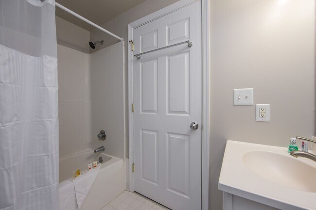 Photo - 711 W Broad St Unit 206