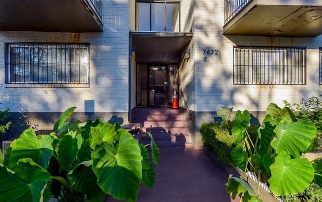 Building Photo - Renovated 3-Bedroom Apartment in Prime SE ... Unit B2