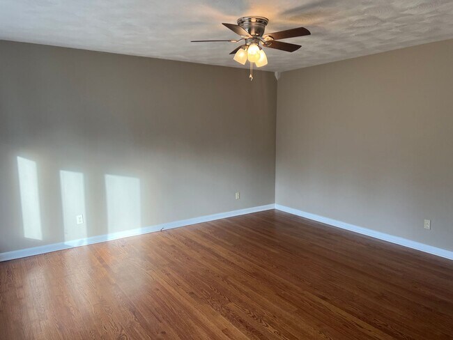 Photo - 3 Bedroom 2 Bathroom in Brentwood!