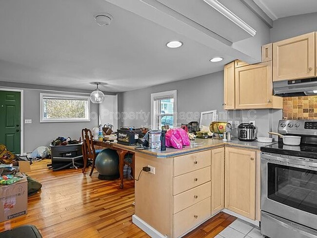 Photo - 22-23 Third School St