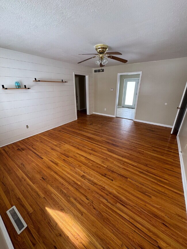 Photo - "Charming 2-Bedroom Retreat on South Walnut Street – Cozy Comfort Awaits in Wichita!"