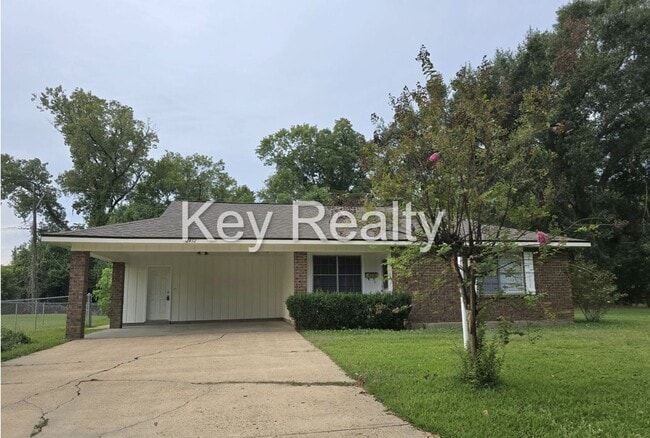 Building Photo - 2412 Greenway Dr