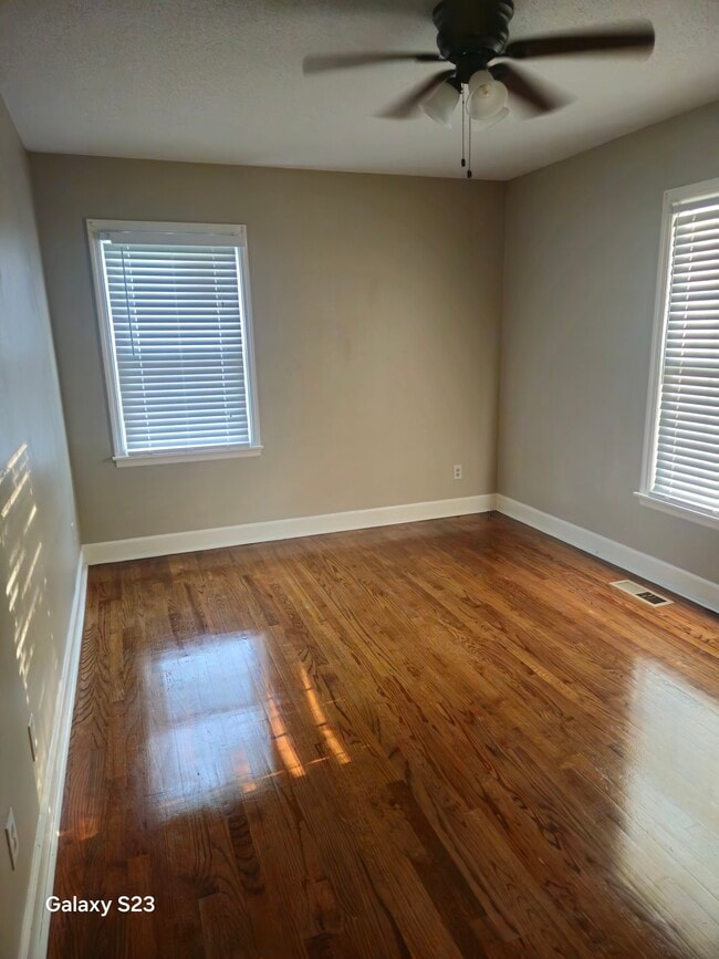 Dormitorio - 2104 Beattie Rd