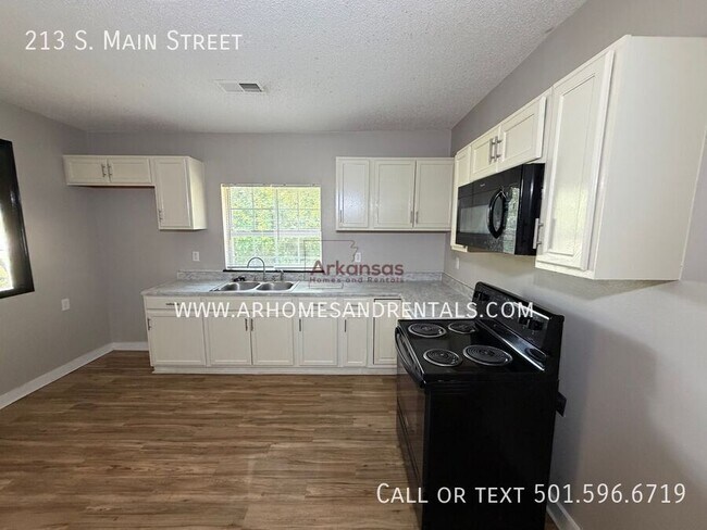 Photo - 213 S Main St