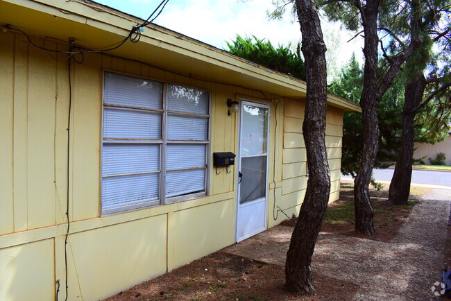 Building Photo - Updated Duplex in a Wonderful Central Loca... Rental