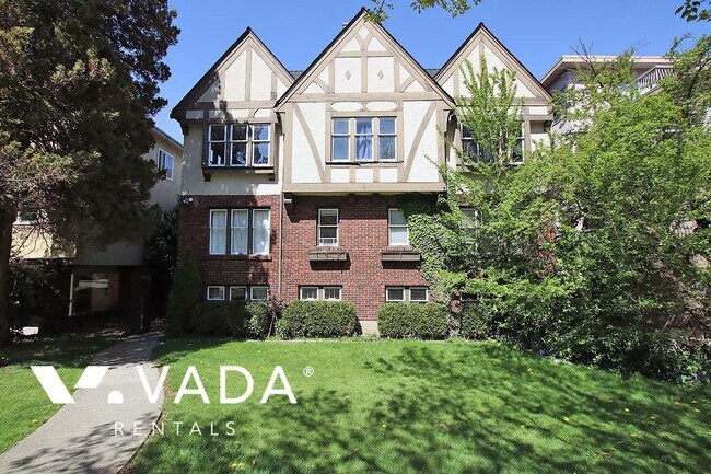 Building Photo - Devon Manor 2 Bedroom Apartment Rental 4-1... Unit 4