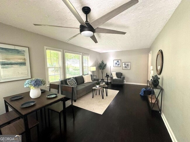 Photo - 1900 Meadow Ln