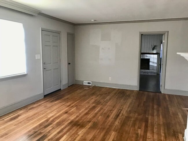 Photo - This Beautiful 4 bed 2.5 bath brick ranch ... Casa