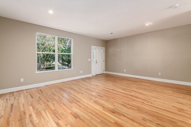 Photo - 1087 Michigan Ave