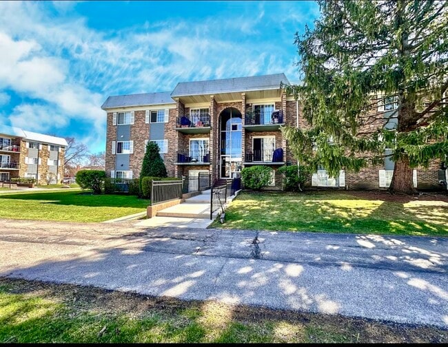 Building Photo - 1609 N Windsor Dr Unit 203