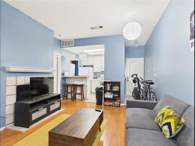 Building Photo - 806 W 24th St Unit 126