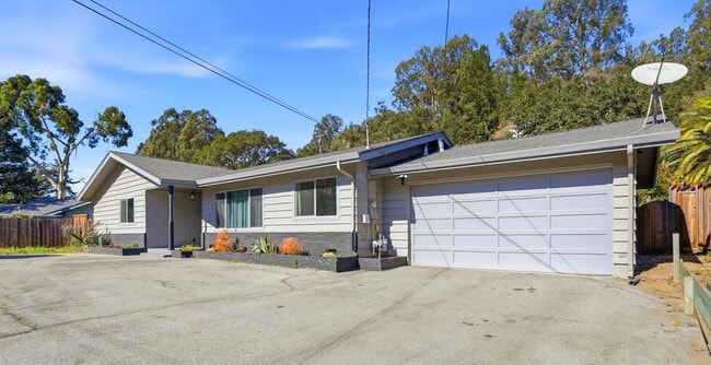 Building Photo - Country property close to town!