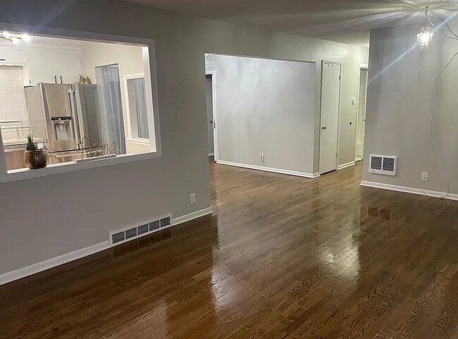 Photo - 8215 Franklin St