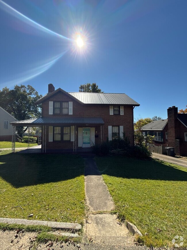 Building Photo - Historic 4 Bedroom 3 Bath Home Near Downto...