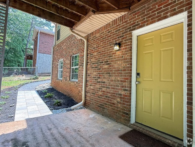 Building Photo - 202 Oakwood Cir Rental