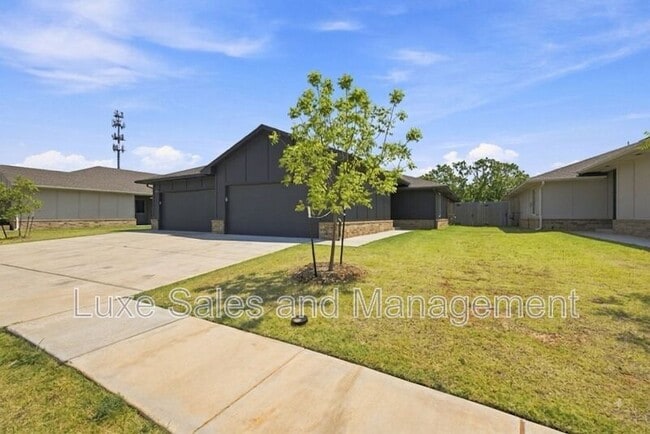 Building Photo - 8012 NW 110th Dr