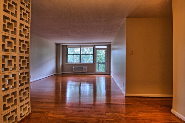 Building Photo - 2030 N Adams St Unit 806 Rental